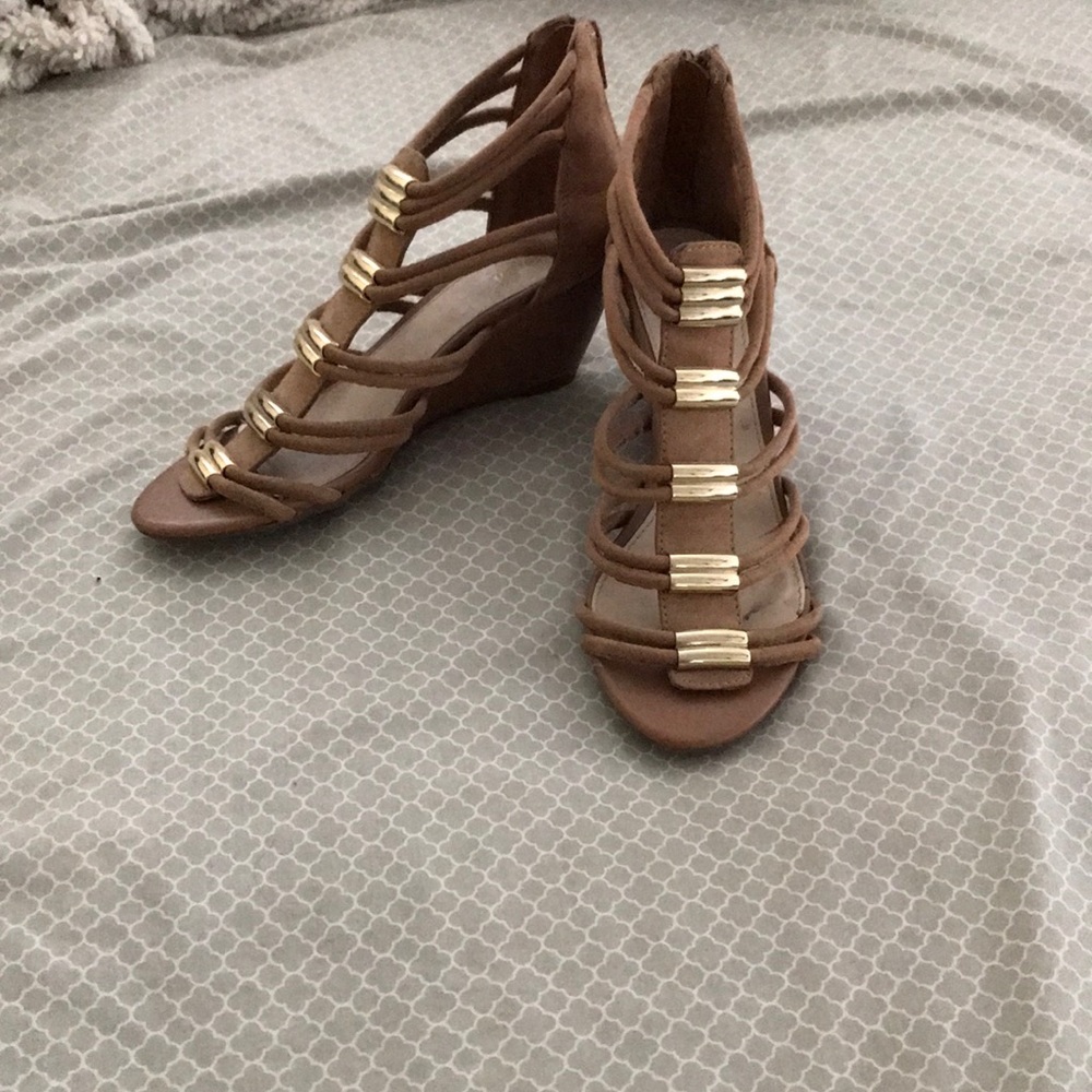 Nude wedges